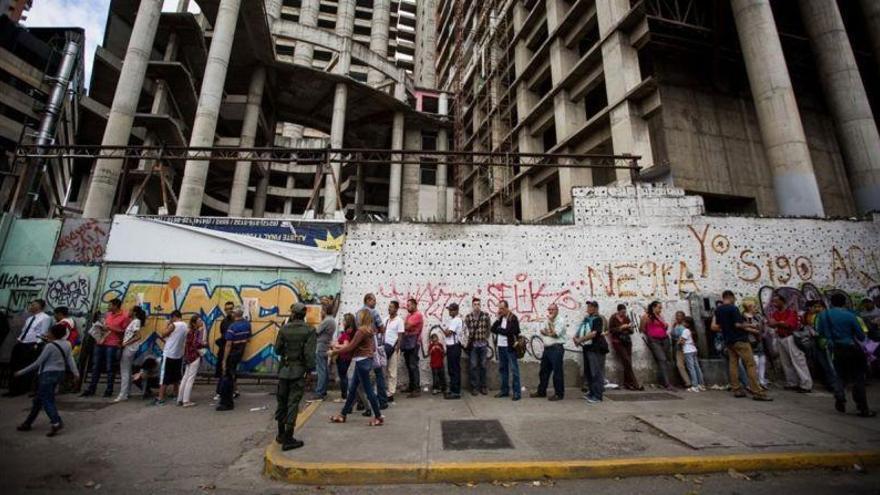 Caos en Venezuela ante la retirada de los billetes de 100 bolívares ordenada por Maduro