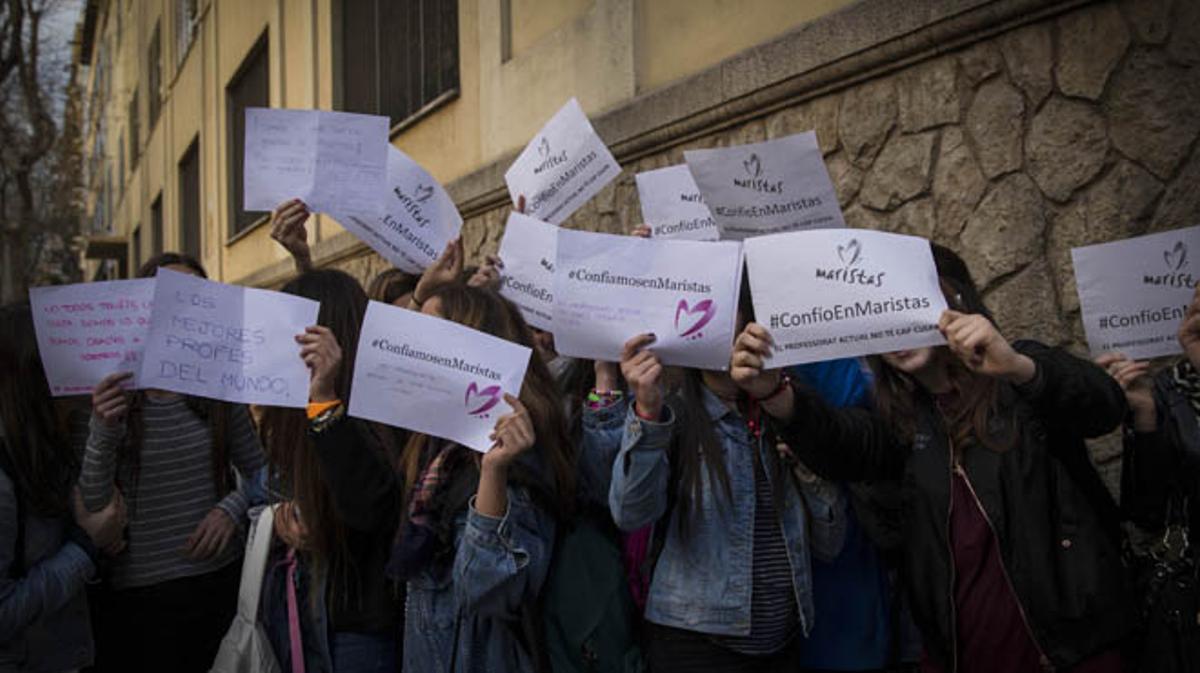 Exalumnes de l’escola Marista de Sants-les Corts es manifesten en suport del centre.