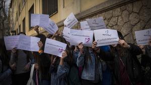 Exalumnes de l’escola Marista de Sants-les Corts es manifesten en suport del centre.