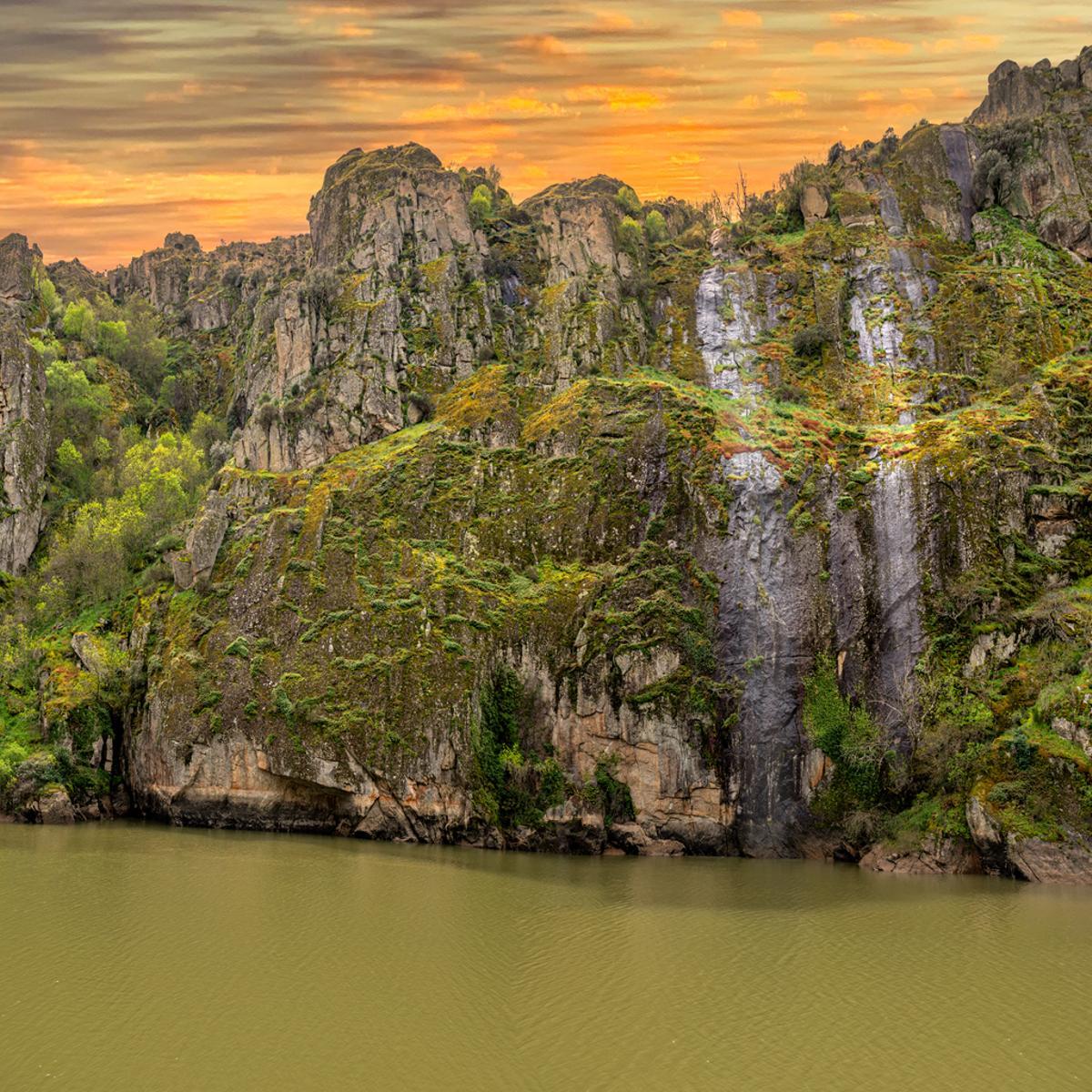 Paisaje panorámico sobre el río Duero, Fermoselle, Arribes de Duero, Portugal