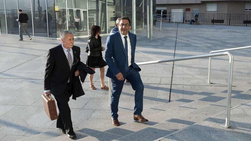 El abogado de la defensa, José Manuel Orbán y Antonio Pérez, a la entrada del juzgado. // Brais Lorenzo