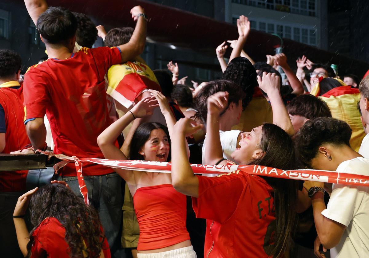 Los compostelanos vibran con La Roja
