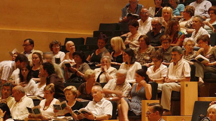 Públic assistent a una cantata  de diferents corals, el juny de 2008.