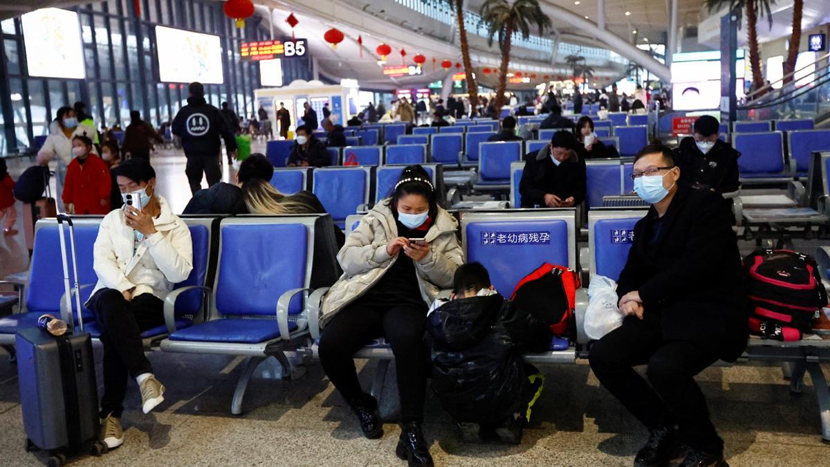 Viajeros en una estación de tren de Wuhan.