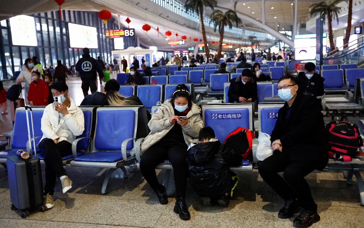 Viajaros en una estación de tren de Wuhan.