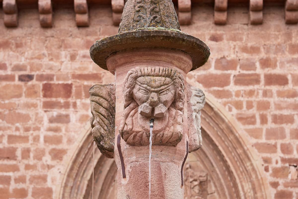 Detallada escultura en la fuente de la iglesia-fortaleza de Santa María la Mayor en Ezcaray
