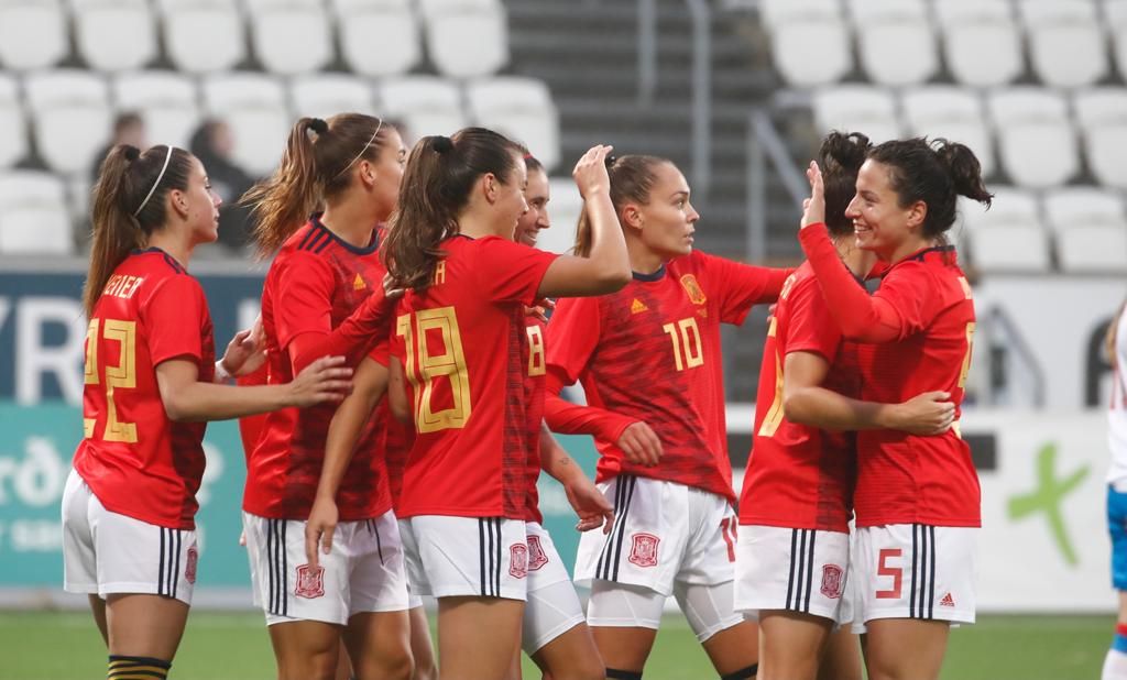 Los jugadoras españolas celebran uno de los goles.