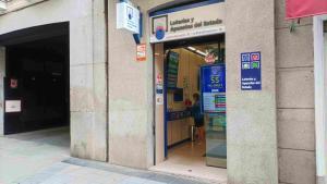 Administración de lotería de Chueca, en la calle Barquillo número 10 de Madrid, que ha vendido el segundo premio de la lotería de Navidad 2025