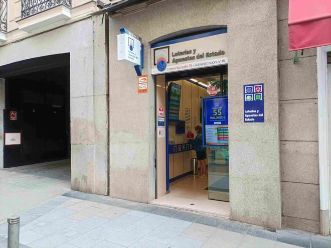 Administración de lotería de Chueca, en la calle Barquillo número 10 de Madrid, que ha vendido el segundo premio de la lotería de Navidad 2025