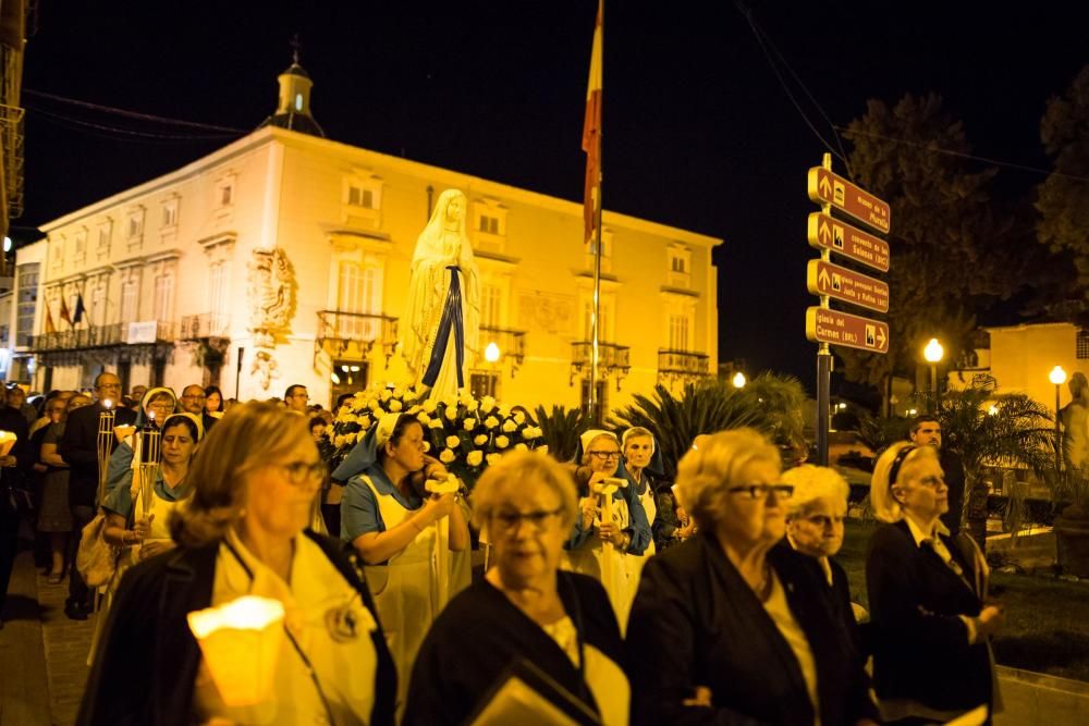 Decenas de personas reciben las reliquias de Santa Bernadette con esperanza de buscar curación o alivio a sus males en la Santa Iglesia Catedral de Orihuela