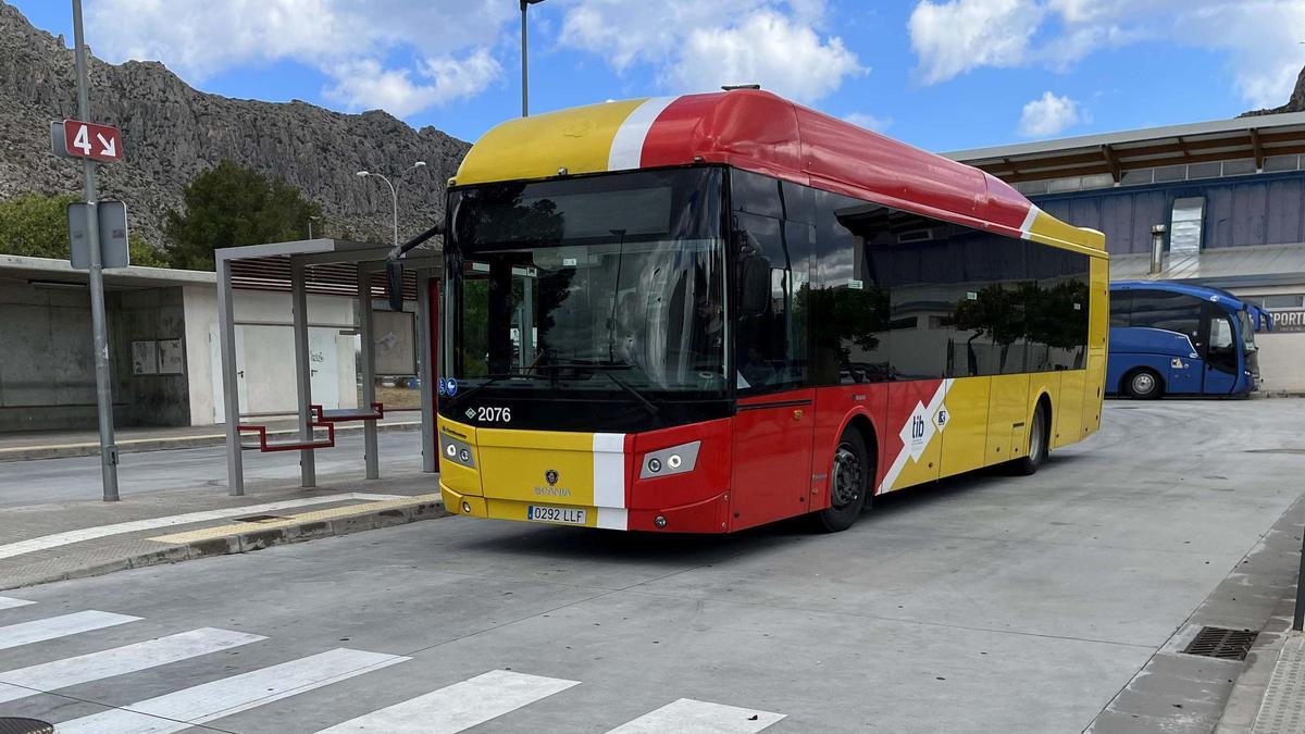 Imagen de un autobus del TIB en la estación del Port de Pollença.