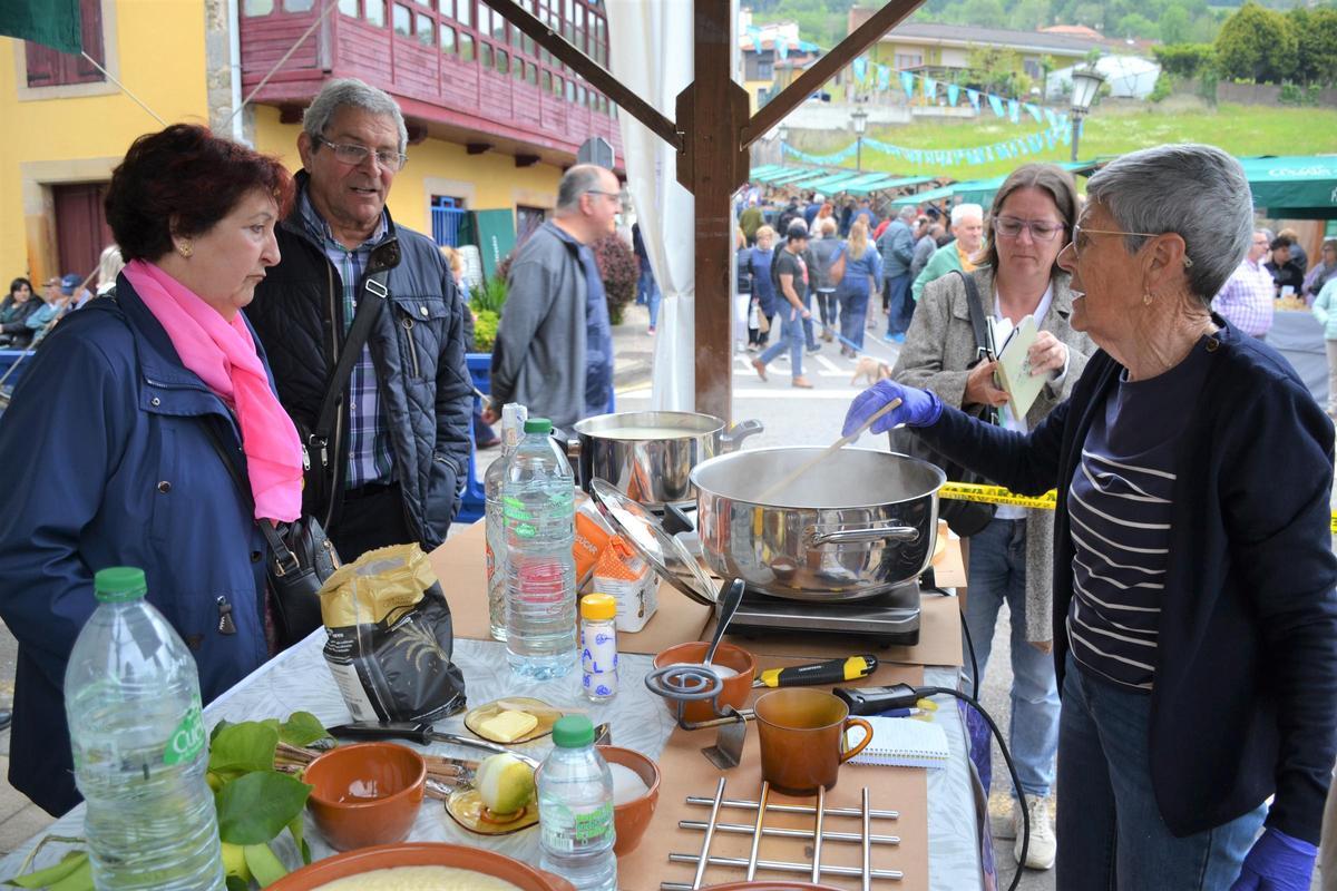 Chelo Hevia no dejó de ofrecer arroz con leche &quot;requemadín&quot; a todo el público que acudió ayer en Cabranes.