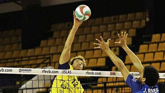 Matt Knigge, del Guaguas, conecta un remate en el partido de ayer. | | LP/DLP