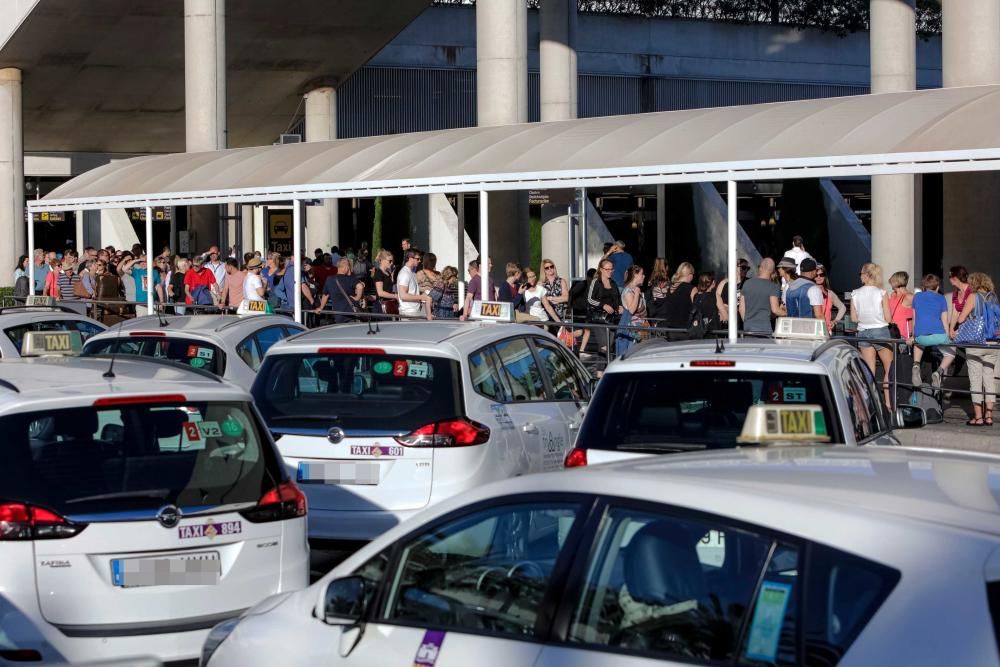 Los taxistas del aeropuerto suspenden sus servicios en protesta por la piratería