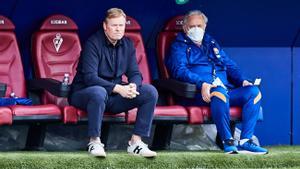 Ronald Koeman y Carlos Naval, el delegado, en el banquillo de Ipurua.