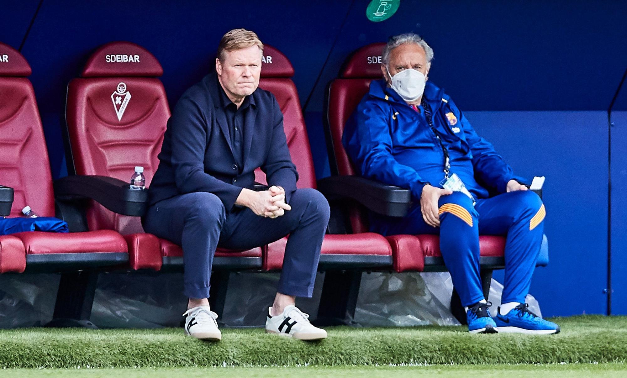 Ronald Koeman y Carlos Naval, el delegado, en el banquillo de Ipurua.