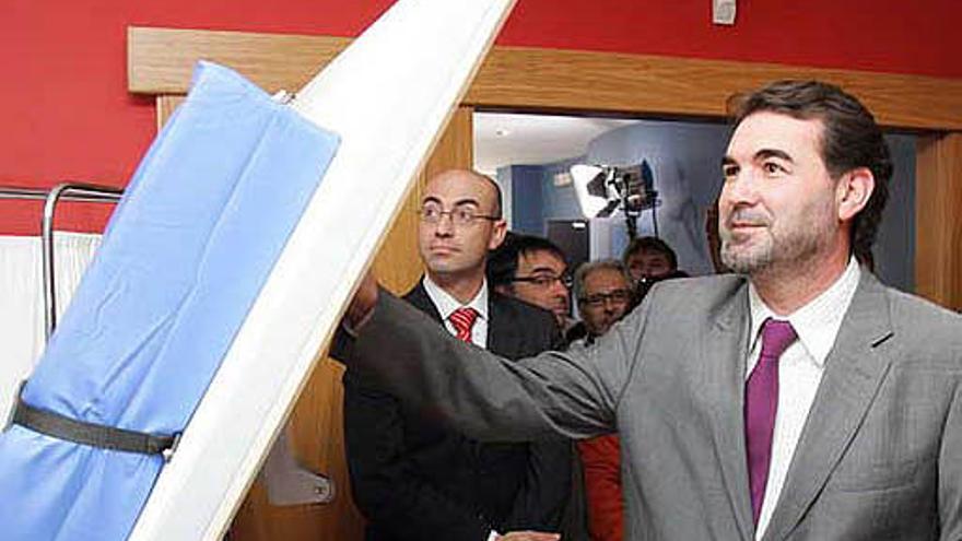 Anxo Quintana visita el centro de día cabanés.