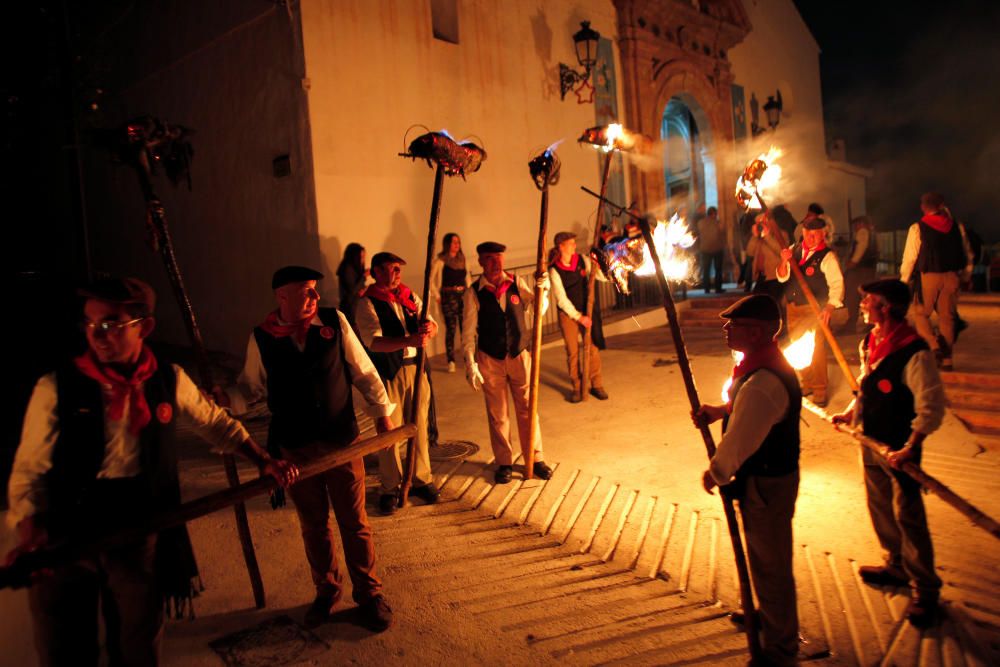 La localidad de la Sierra de las Nieves se llena de luz debido a la quema de los rondeles, antiguos capachos de esparto que se usaban en las prensas de los molinos de aceite para molturar la aceituna.