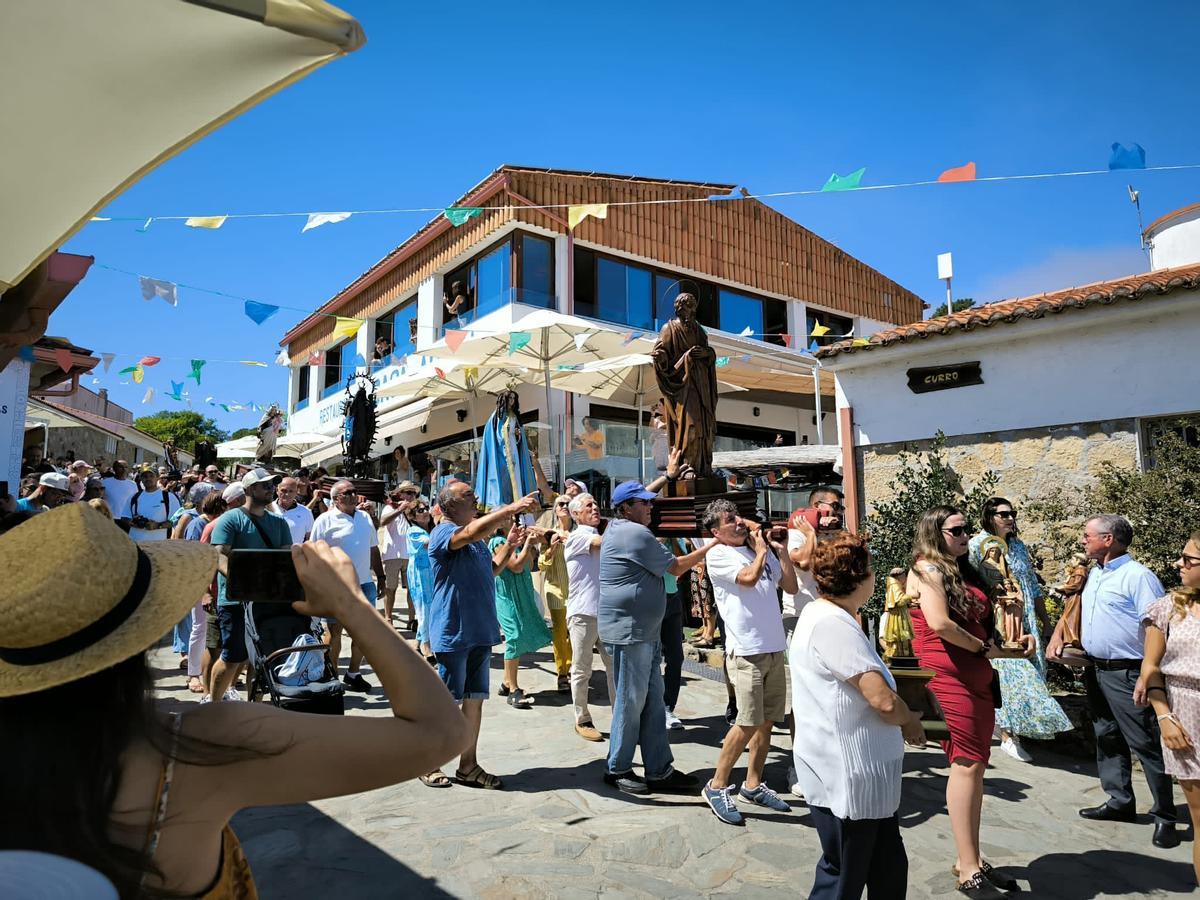 La celebración de la festividad y de la procesión de San Xaquín en la isla de Ons, a finales del mes de agosto.