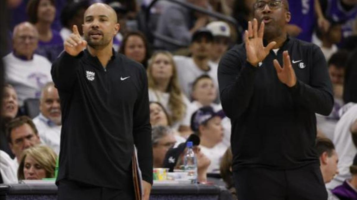 Jordi Fernández da instrucciones en un partido de la NBA junto a Mike Brown