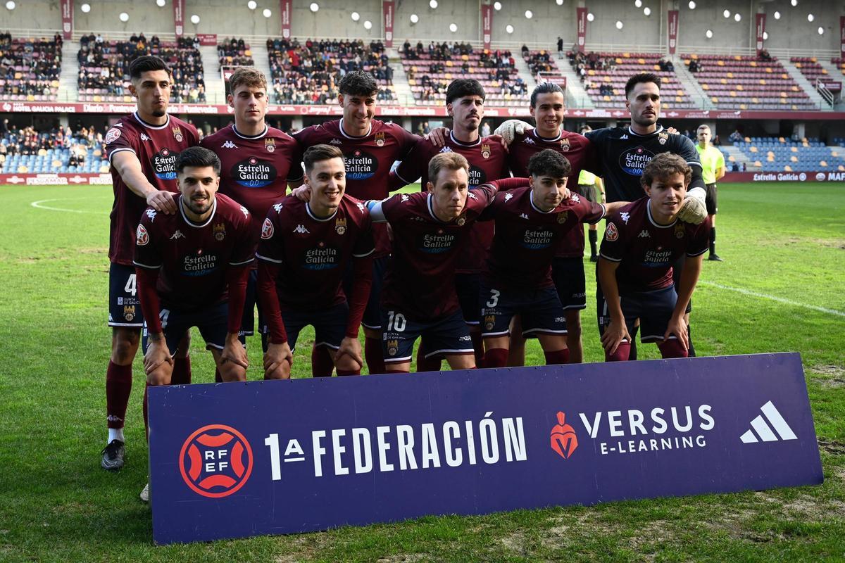 Raúl Marqueta junto al resto de sus compañeros en el duelo ante el Arenteiro en Pasarón.