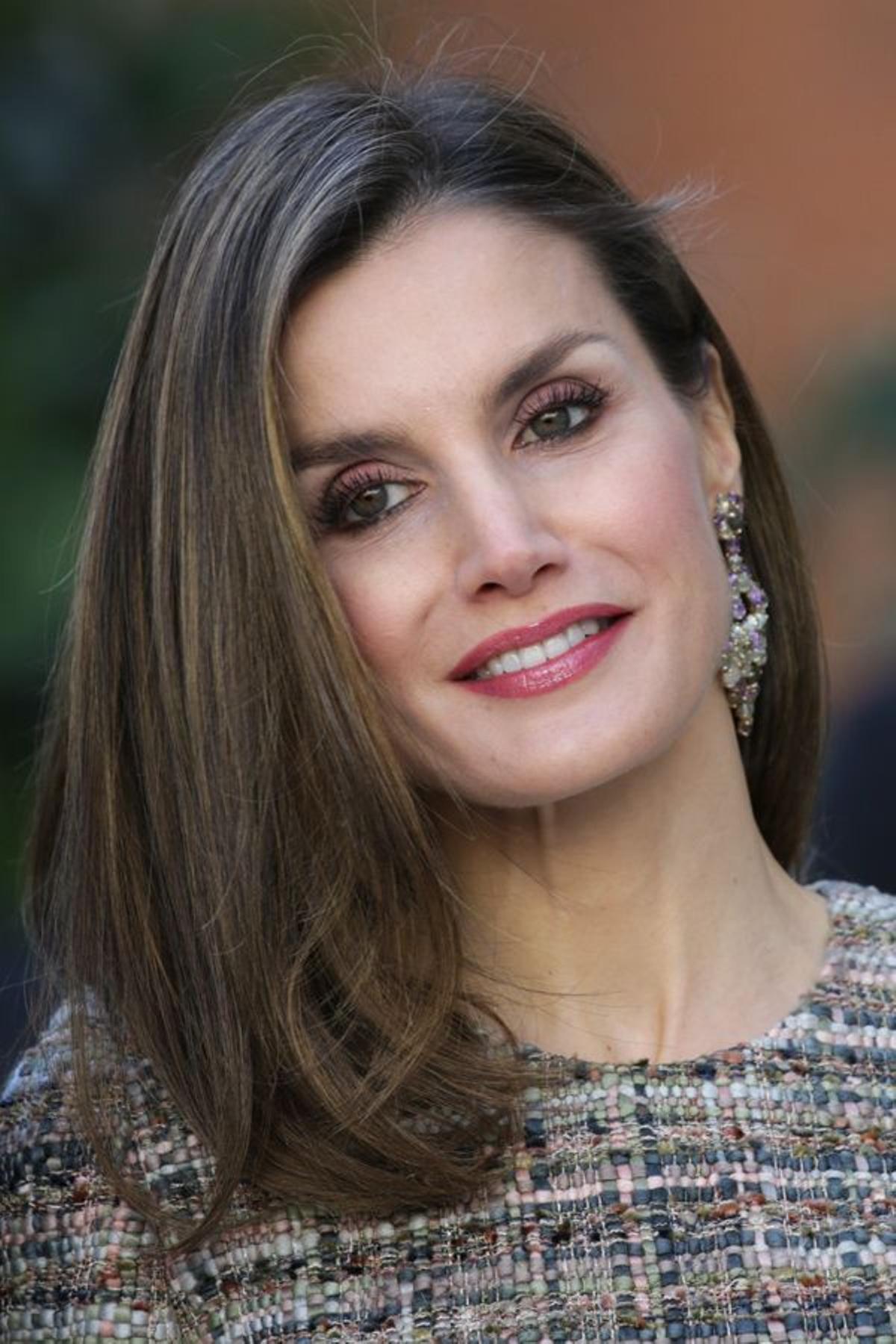 Con la melena suelta y maquillaje en tonos rosados, el 'beauty look' de Letizia en el Thyssen