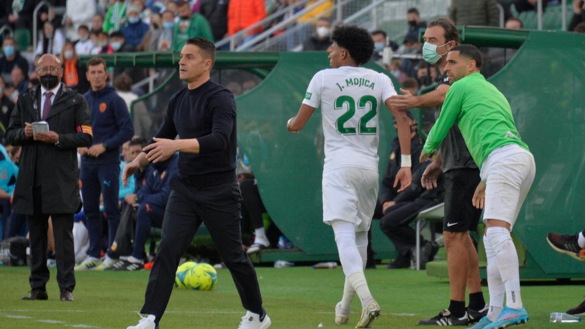 Mojica se retira a los vestuarios tras ser expulsado frente al Valencia