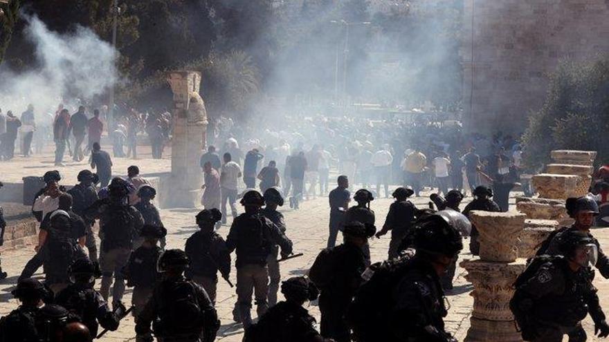 Enfrentamientos entre palestinos y la policía israelí en la explanada de las mezquitas de Jerusalén