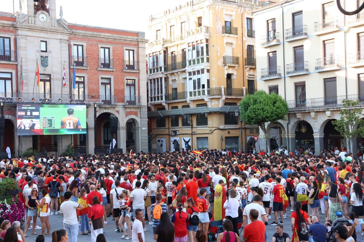 Final del Mundial de fútbol - Aficionados de la selección española ven la final en la Plaza Mayor