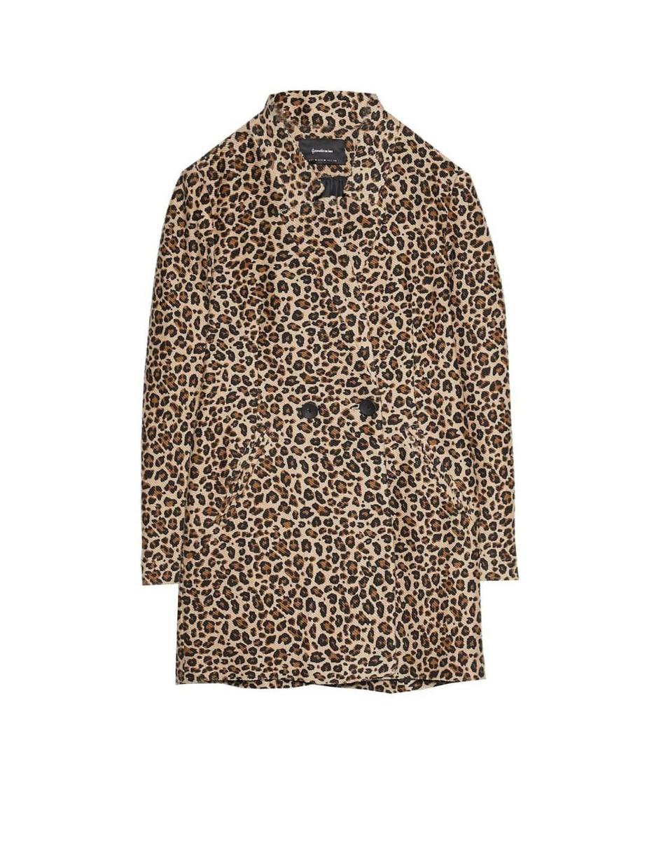 Abrigo con estampado de leopardo de Stradivarius. (Precio: 39, 99 euros)