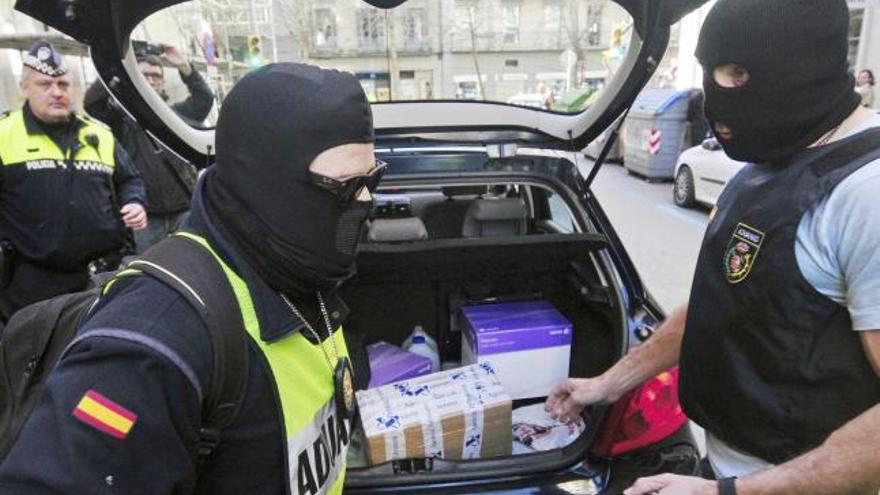Agentes de Aduanas cargan documentos incautados en el Patronato de Turismo Costa Brava Girona.