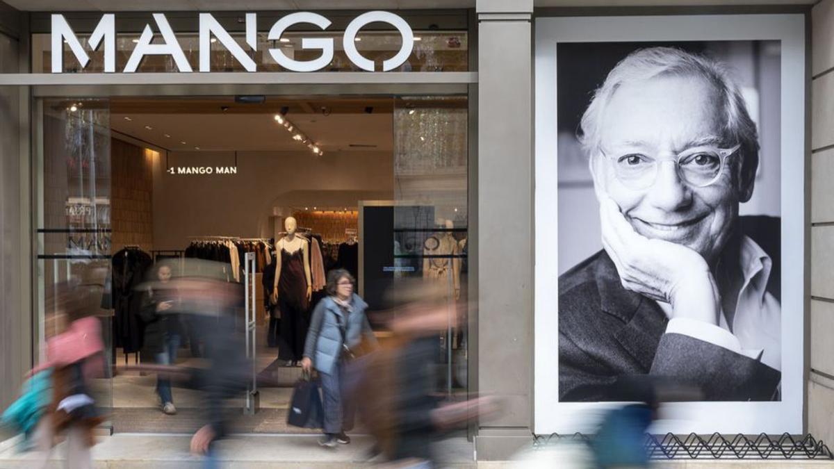 El retrat d’Isak Andic, fundador de Mango, a l’entrada de la botiga de la marca al passeig de Gràcia de Barcelona, ahir. | JORDI COTRINA