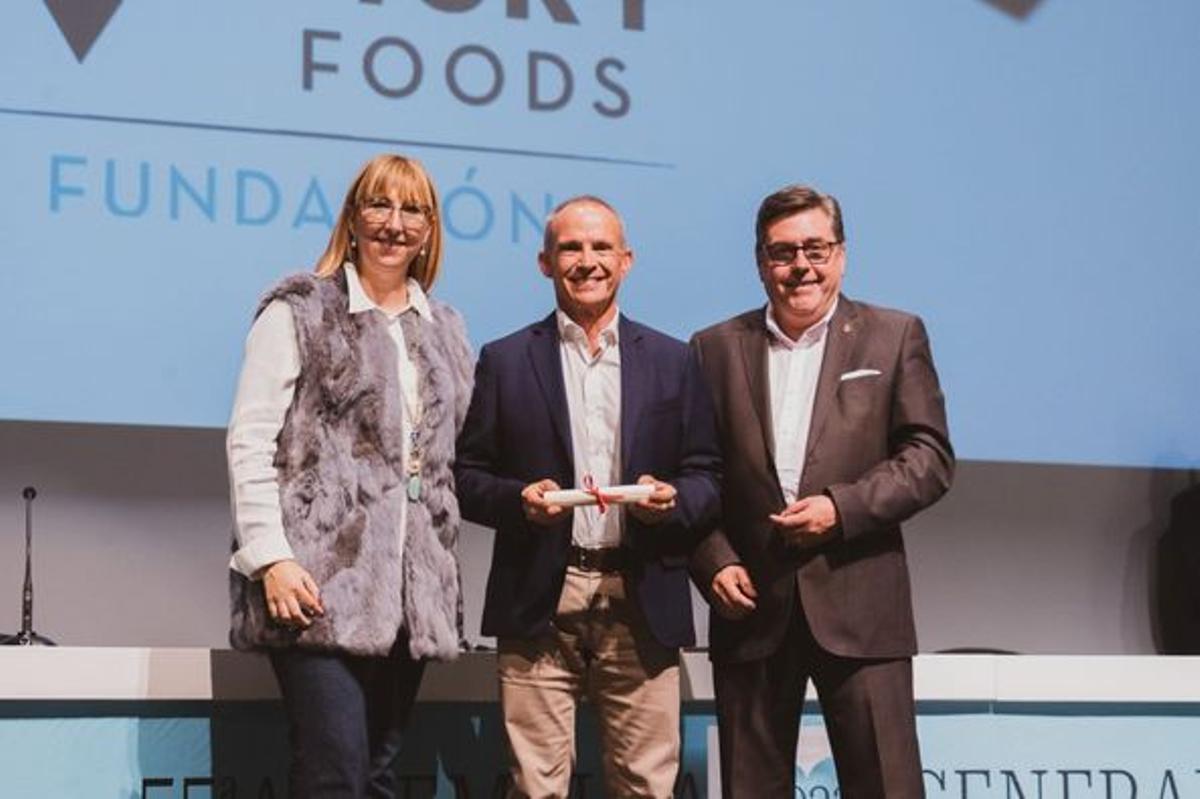 Imagen de la entrega del premio a la Fundación Vicky Foods