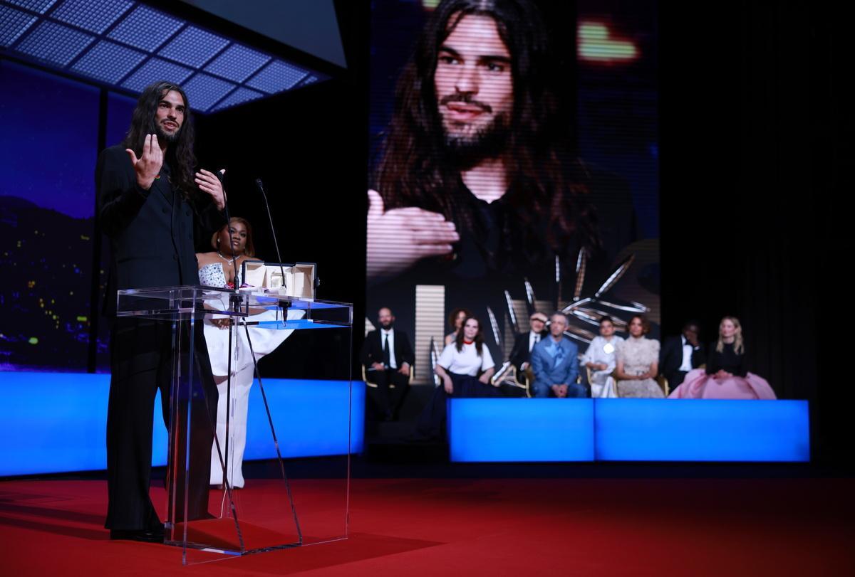 Oliver Laxe durante su discurso en la clausura del Festival de Cannes
