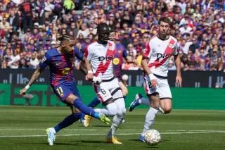 ¡La manda al palo Raphinha!