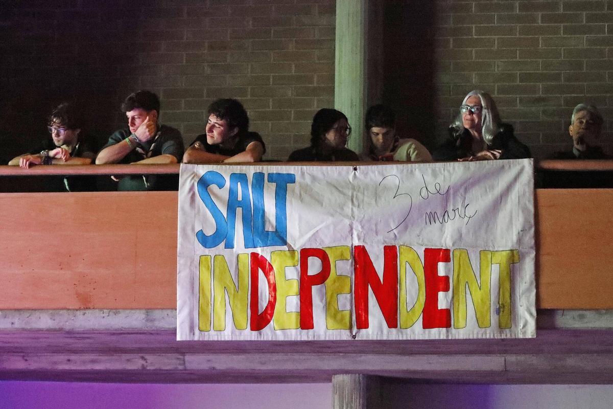 Salt. Teatre. Entrega del Premi Tres de Març a Felix Mussoll (rector de la parroquia de Sant Cugat).