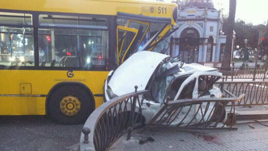 Una guagua arrolla a un coche en León y Castillo.