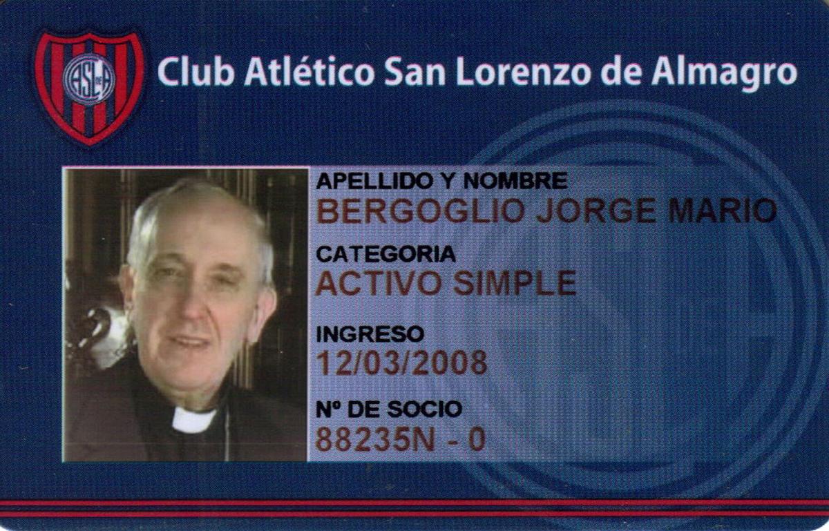 (ARCHIVOS) Foto difundida por el servicio de prensa del club de fútbol San Lorenzo del carné de socio del cardenal argentino Jorge Mario Bergoglio. Bergoglio fue elegido Papa el 13 de marzo de 2013 para reemplazar al frágil Benedicto XVI como líder de los 1.200 millones de católicos del mundo. El Papa Francisco falleció el 21 de abril de 2025, anunció el Vaticano. (Foto: Prensa Club San Lorenzo / AFP). USO EDITORIAL RESTRINGIDO - CRÉDITO OBLIGATORIO AFP PHOTO / PRENSA CLUB SAN LORENZO - SIN MARKETING NI CAMPAÑAS PUBLICITARIAS - DISTRIBUIDO COMO SERVICIO A CLIENTES