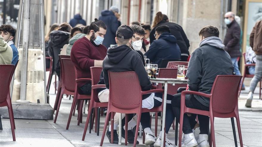 Cafés y cañas con mascarilla en la vuelta de la hostelería