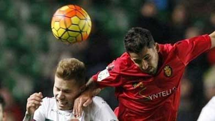 Corominas lucha por la pelota con un jugador del Elche.