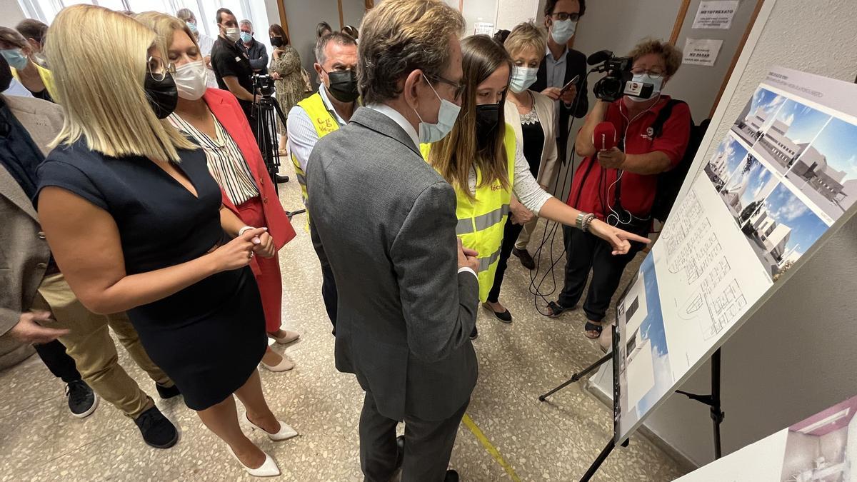 El conseller de Sanidad y la alcaldesa Irene Navarro escuchando las explicaciones sobre el proyecto de ampliación del centro de salud de Petrer.