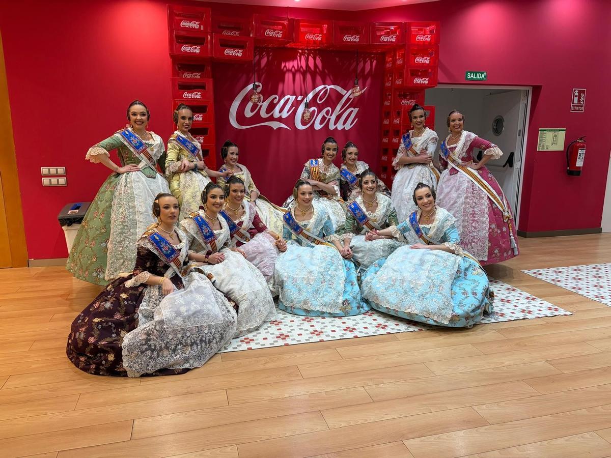 Visita de las Falleras Mayores de Valencia y sus Cortes de Honor a las instalaciones de Coca-Cola en Quart de Poblet.