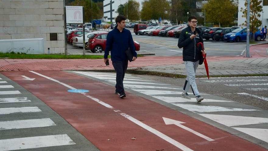 El caril-bici ya instalado en el campus. // Rafa Vázquez