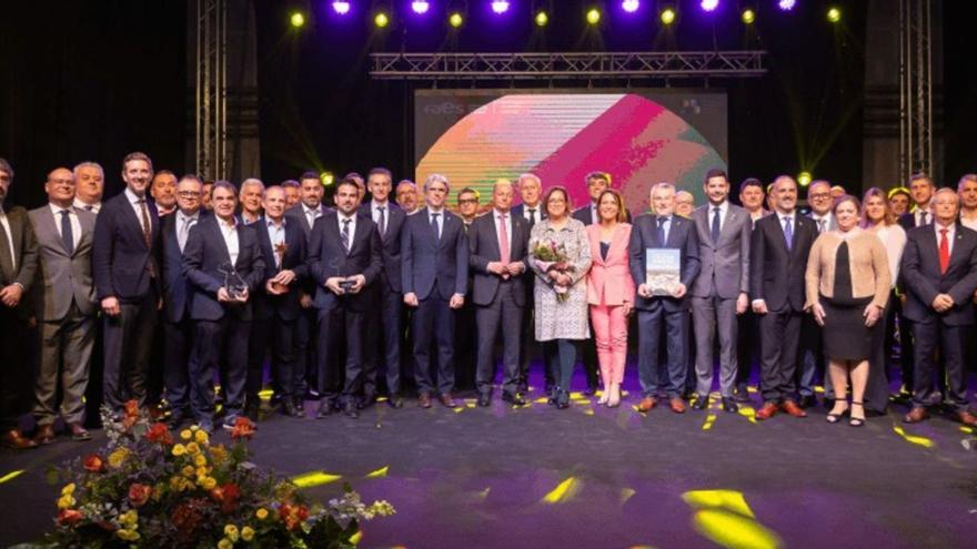 Foto final de la gala con el empresariado de la comarca de la Safor, los premiados y la alcaldesa de Oliva, Yolanda Pastor, que actuó como anfitriona. | FIRMA