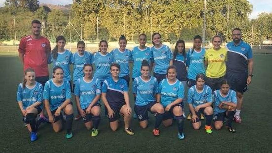 Las componentes del equipo ourensano, en Ponteareas. // FdV