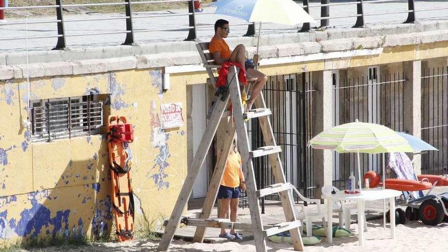 Un socorrista en la playa de Portocelo.  // Santos Álvarez