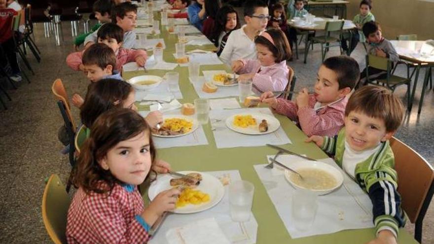 Alumnos en el comedor escolar del CEIP A Xunqueira I.  // Rafa Vázquez