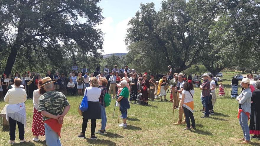 Distintos momentos de la fiesta rociera celebrada en el entorno de la ermita de San Mamés, en la Sierra de la Culebra.| |  CH. S.