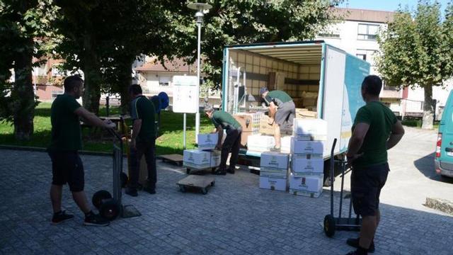 El traslado de los libros desde la Biblioteca Torrente Ballester a la piscina municipal de As Lagoas.   | // GONZALO NÚÑEZ