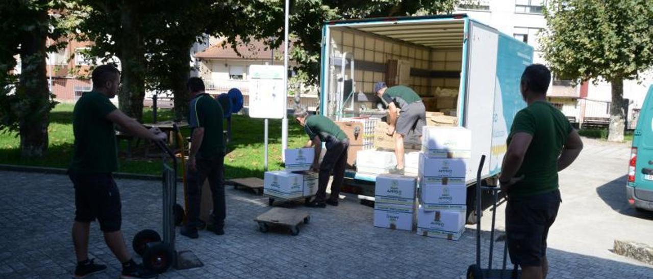 El traslado de los libros desde la Biblioteca Torrente Ballester a la piscina municipal de As Lagoas.   | // GONZALO NÚÑEZ